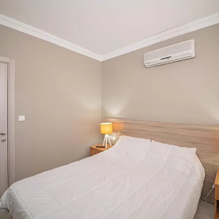 Lovely Flat With Balcony, Mountain View And Shared Pool In Oludeniz, Fethiye Apartmán